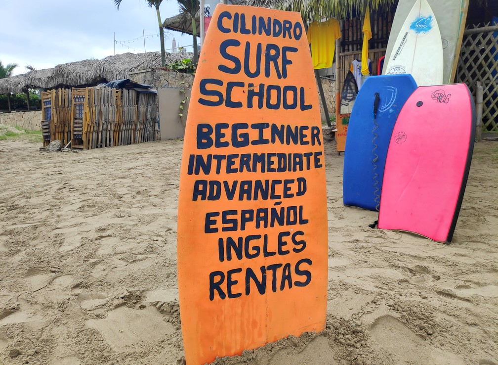 Panneau publicitaire d'un école de surf de Montañita en Équateur 