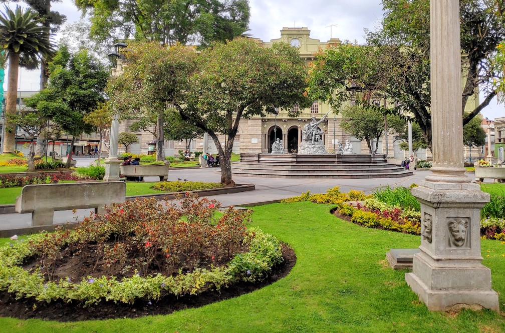 Place Sucre avec en fond le musée de sciences naturelles de Riobamba