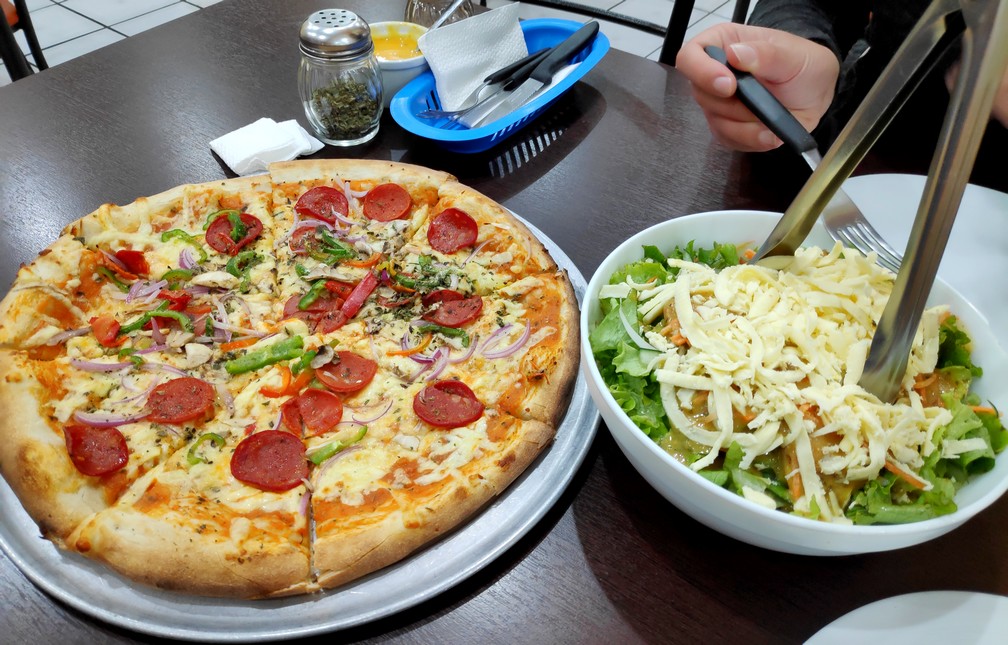 Pizza et salade composée de la pizzeria Mama Mia à Riobamba