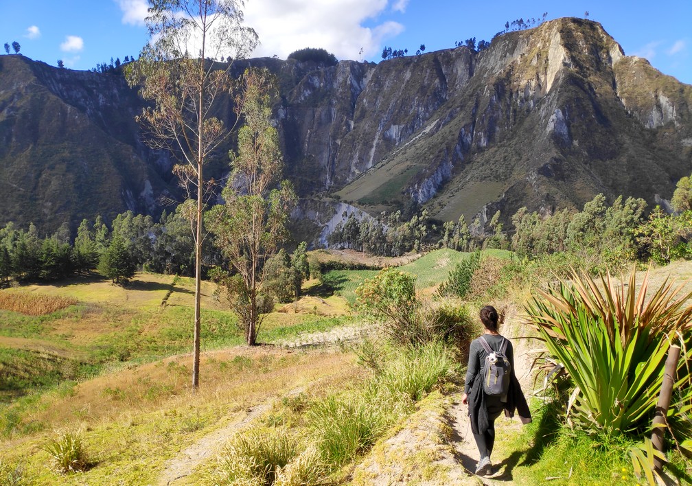 Sentier de randonnée dans la campagne en Équateur avec vue sur une crête