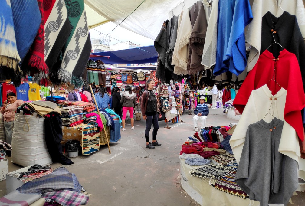 Salomé au milieu du Marché de l'artisanat d'Otavalo, sur la Plaza de Panchos