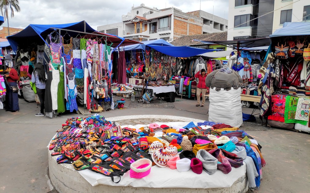 Stands d'artisanat sur la plaza de Panchos à Otavalo