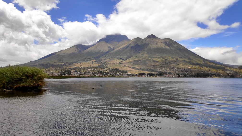 Lac San Pablo et montagne Imbabura à Otavalo