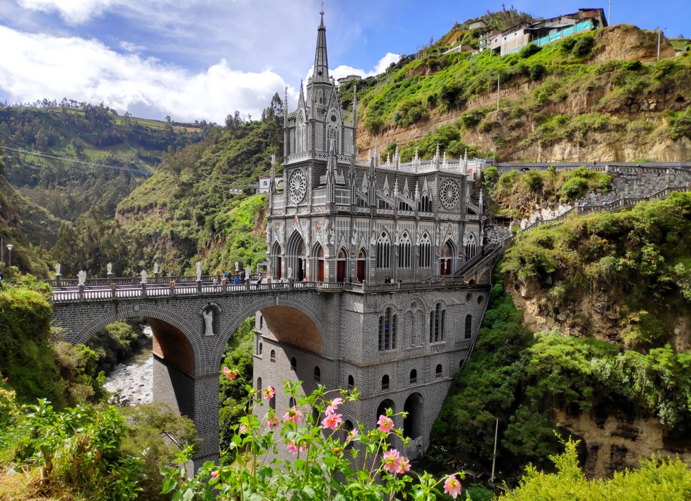 L'église de Las Lajas vue de 3/4 avec le pont qui enjambe la gorge