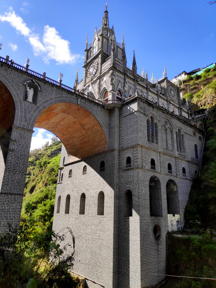 Église de las Lajas et le pont qui enjambe la gorge vus en contre-plongée