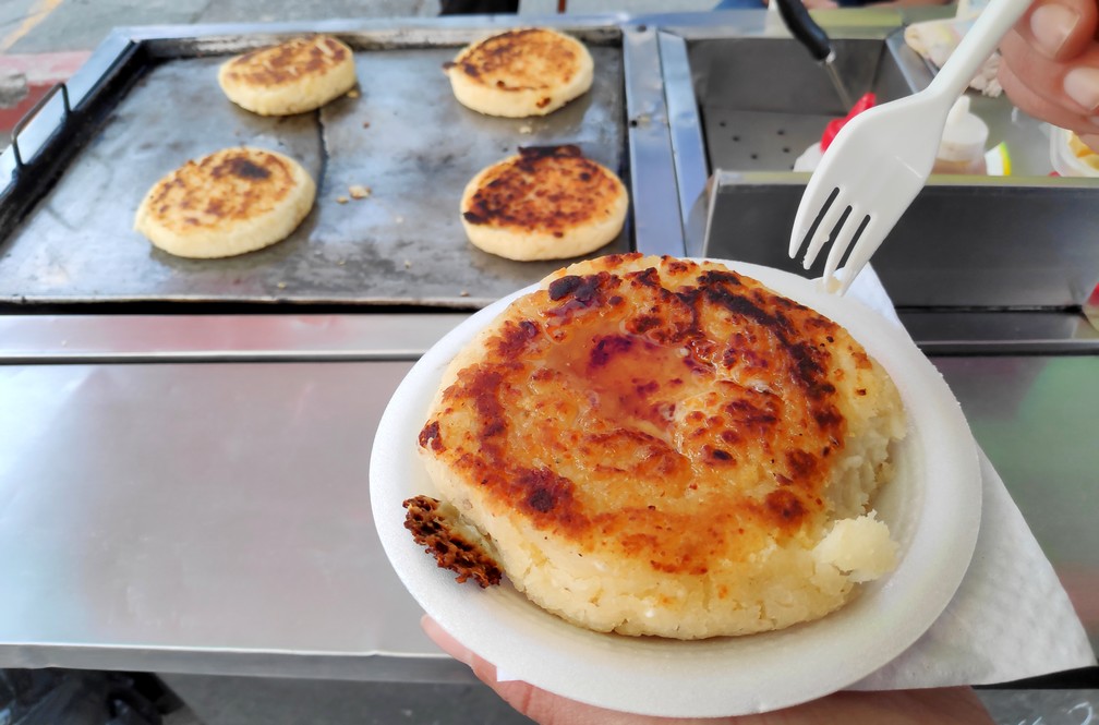 Arepas au fromage et au miel servis sur un stand de street food à Salento