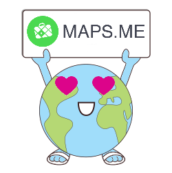 Petite planète en claquettes tenant un panneau avec le logo de l'application Maps.me