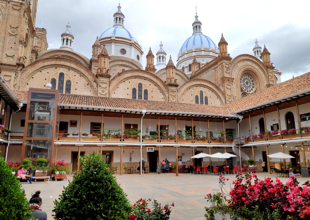 Domes de la cathédrale de Cuenca depuis le patio du séminaire San Luis