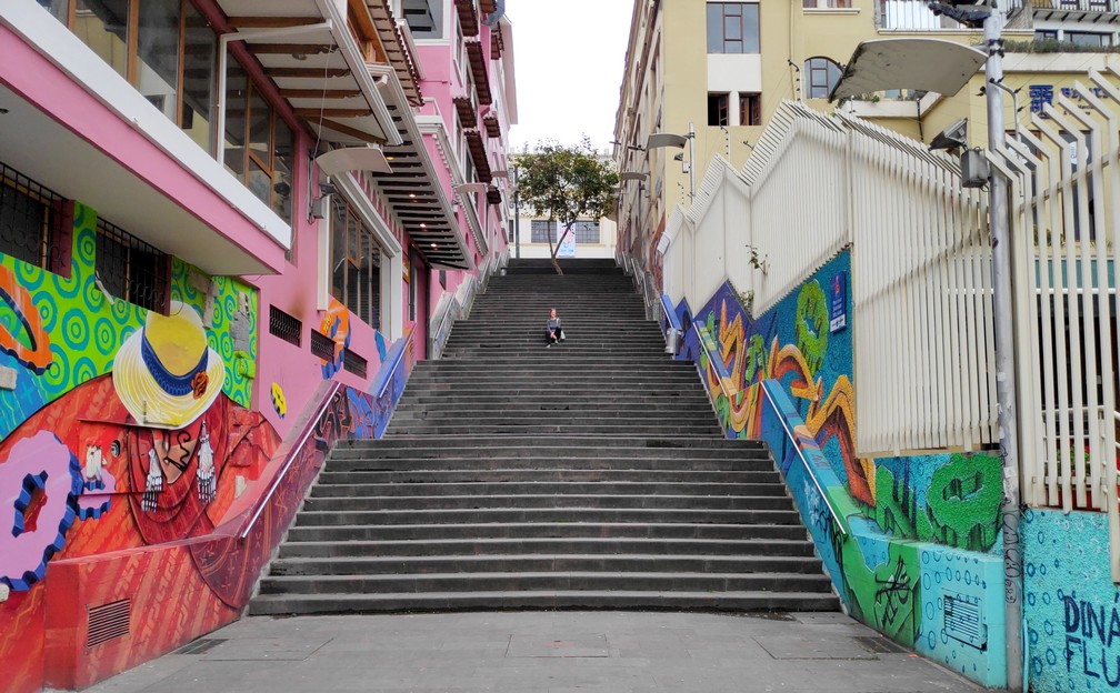 Salomé assise sur un grand escalier dans Cuenca
