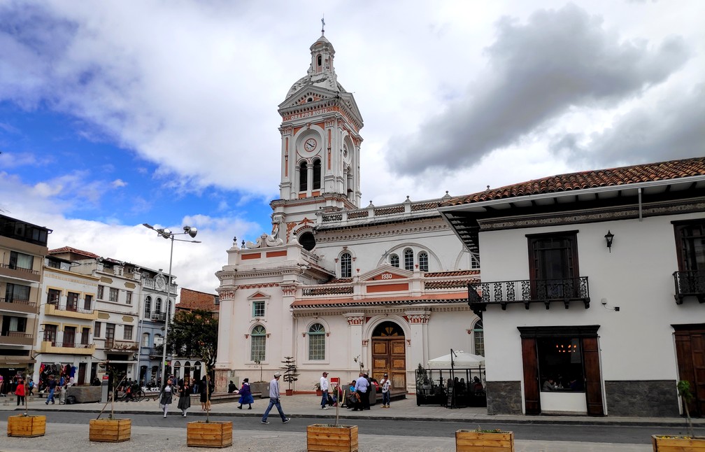 Eglise de San Francisco depuis la place San Francisco de Cuenca