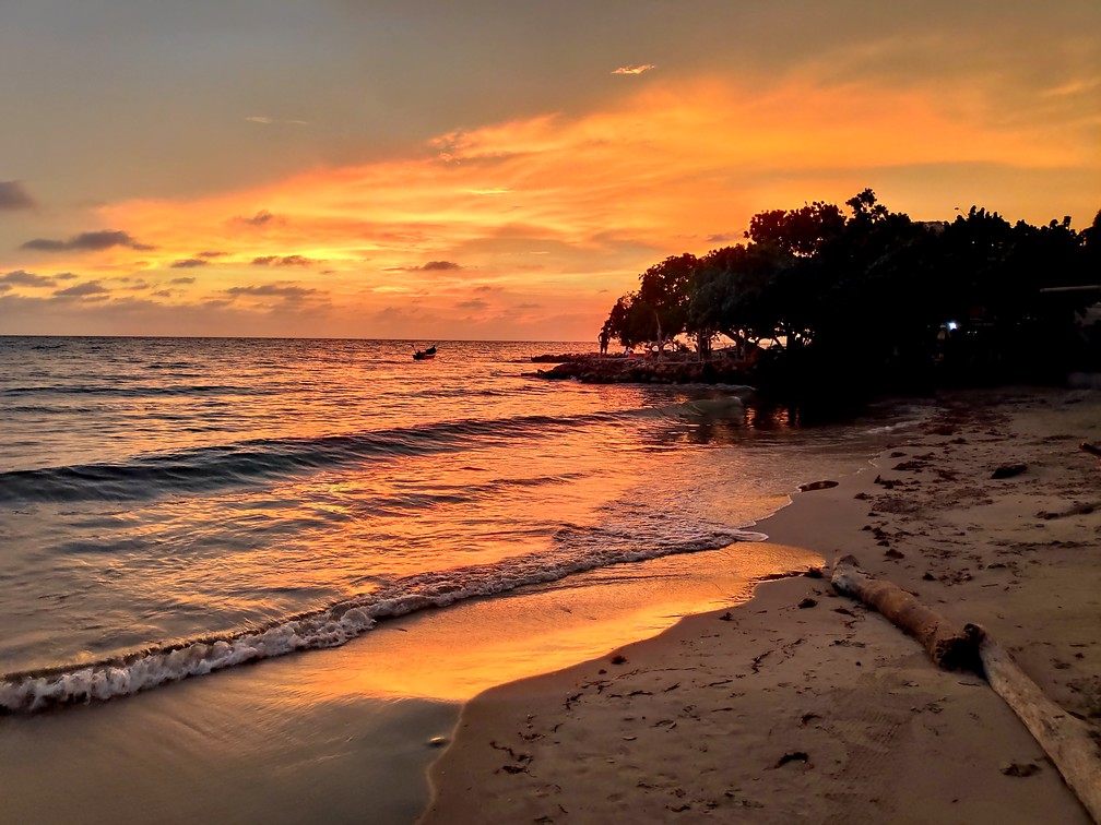 Gros coucher de soleil se réfléchissant sur la mer à Rincon del  Mar