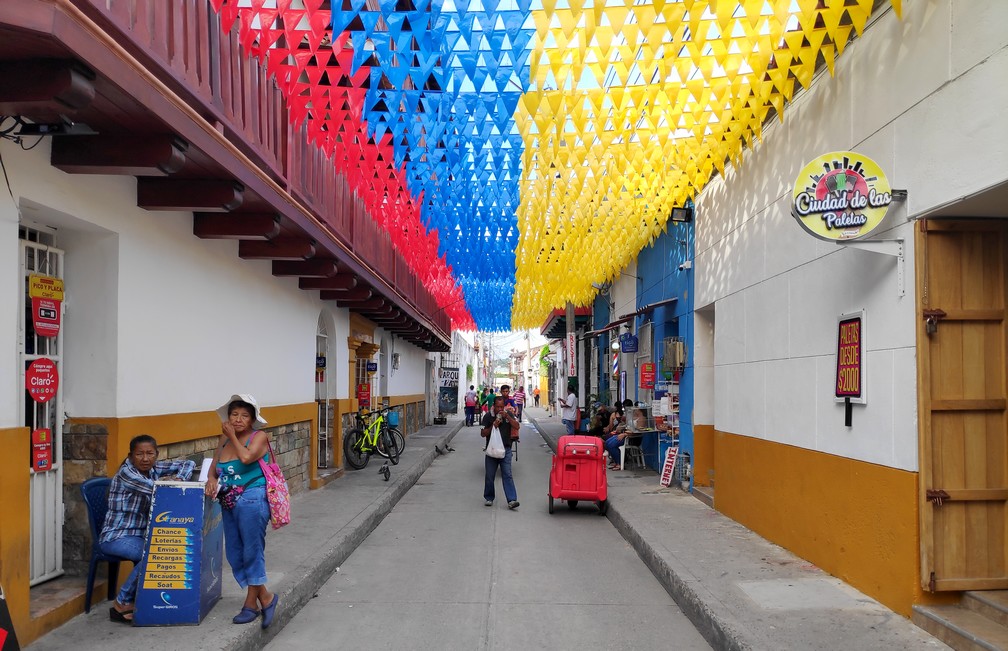 Rue de Carthagène avec pleins de fanions aux couleurs du drapeau national