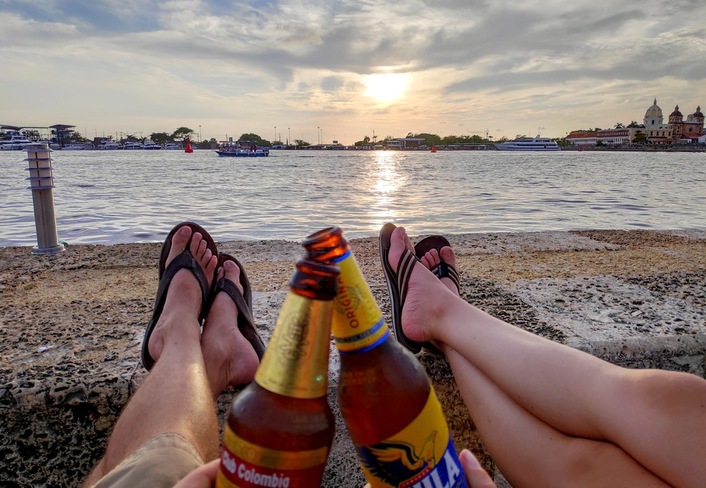 Bières devant le coucher de soleil sur la baie de Carthagène