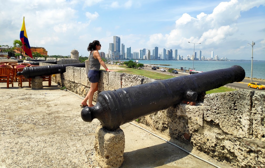 Canons sur les remparts de Carthagène avec vue sur les gratte-ciels de Bocagrande