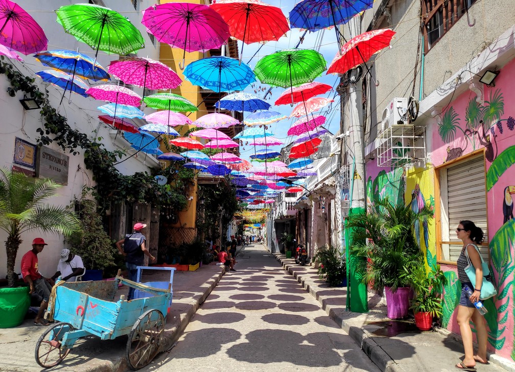 Parapluies multicolores surplombent la Calle 31 de Carthagène