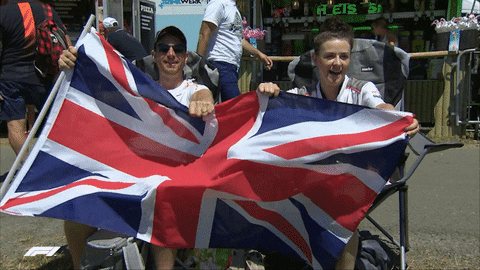 Gif animé de gens agitant un drapeau Britannique