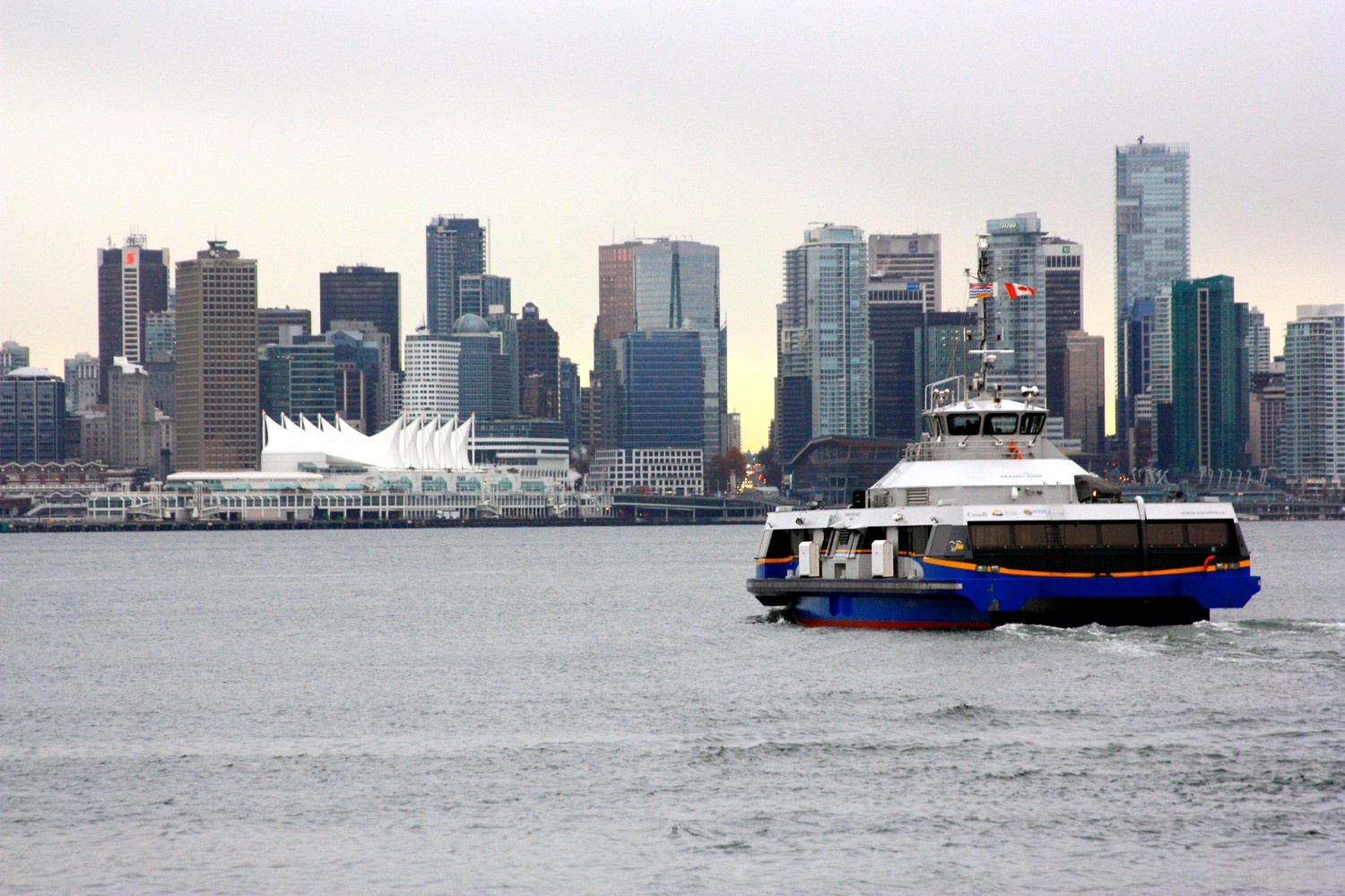 Bateau navette SeaBus dans la baie de Vancouver