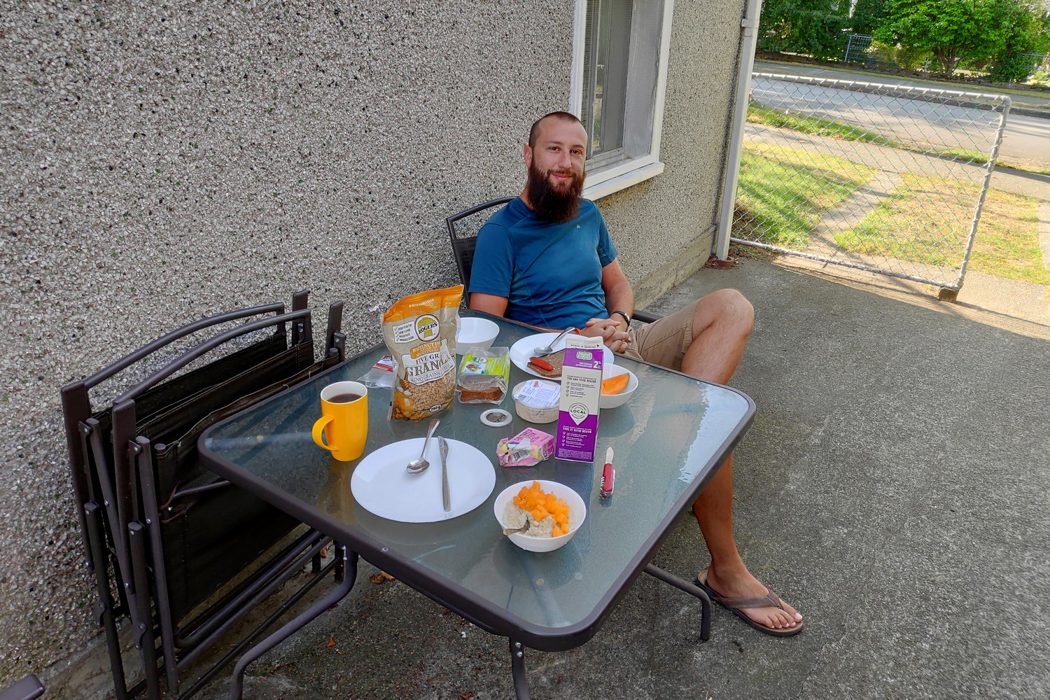 Sylvain et le petit déjeuner en terrasse à Vancouver