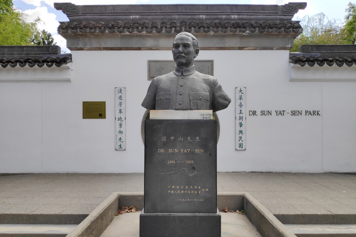 Buste du Dr. Sun Yat-Sun à l'entrée du Jardin Chinois à Vancouver