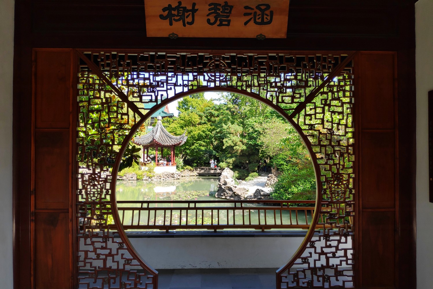 Porte circulaire donnant sur le bassin au Jardin Chinois de Vancouver