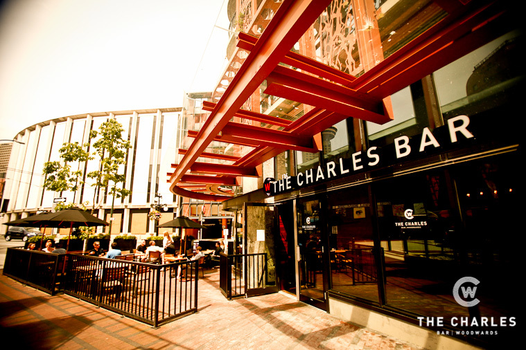 The Charle's Bar vu de l'extérieur avec ses tables en terrasse