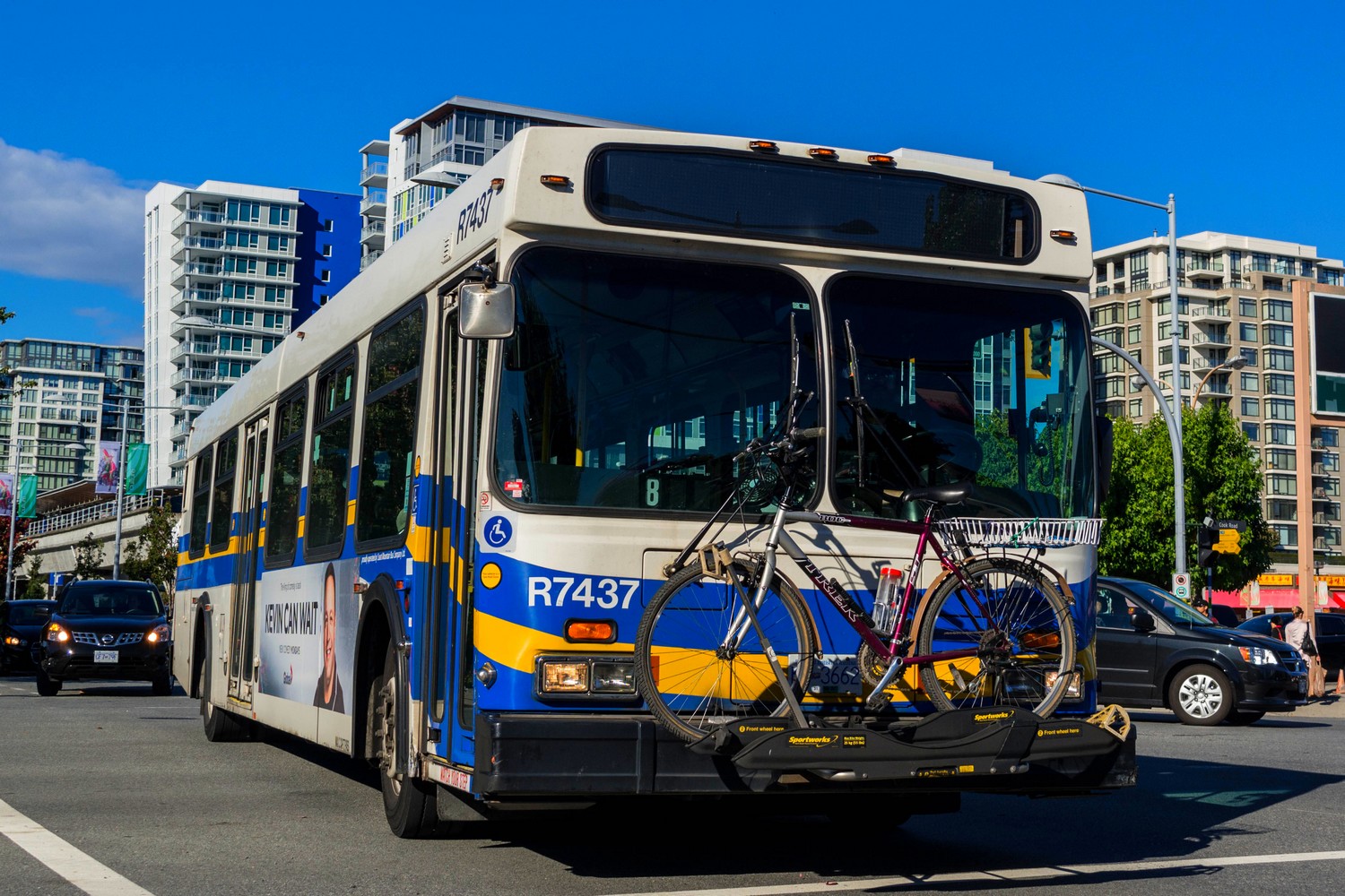 Bus avec vélo accroché devant à Vancouver
