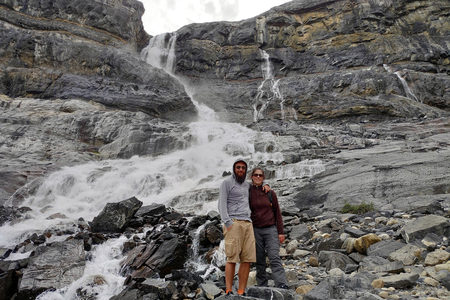 Salomé et Sylvain devant la chute d'eau du Bow Glacier