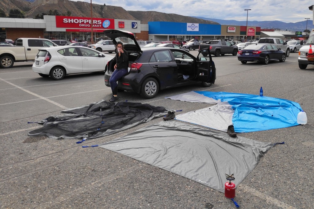 Notre tente sèche sur un parking à Kamloops