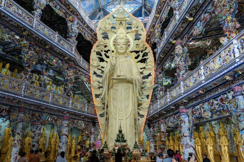 Statue géante dorée de Bouddha à la pagode de Linh Phuoc près de Da Lat au Vietnam