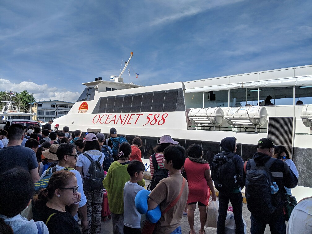 Foule devant le bateau avant d'embarquer pour Bohol