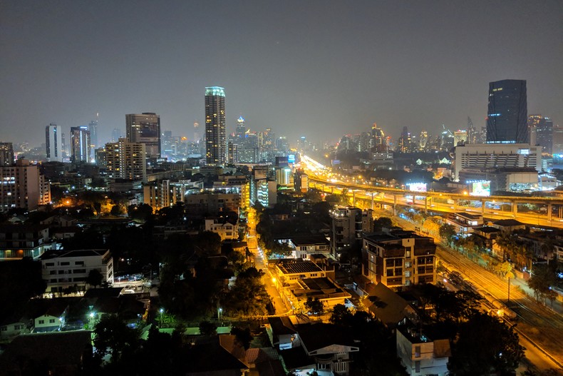 Vue sur Bangkok depuis une tour, les buildings et les routes illuminés