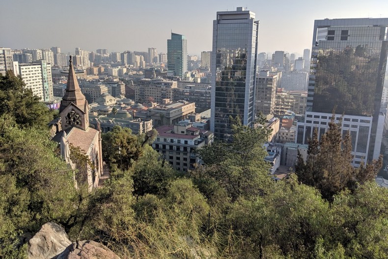 Vue sur la ville de Santiago depuis la colline de Santa Lucia