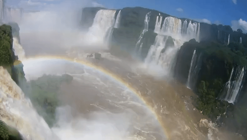 Gif animé de la cascade d'Iguazu avec un arc en ciel