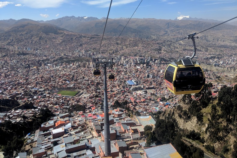 Téléphérique descendant sur La Paz avec une montagne dans le fond