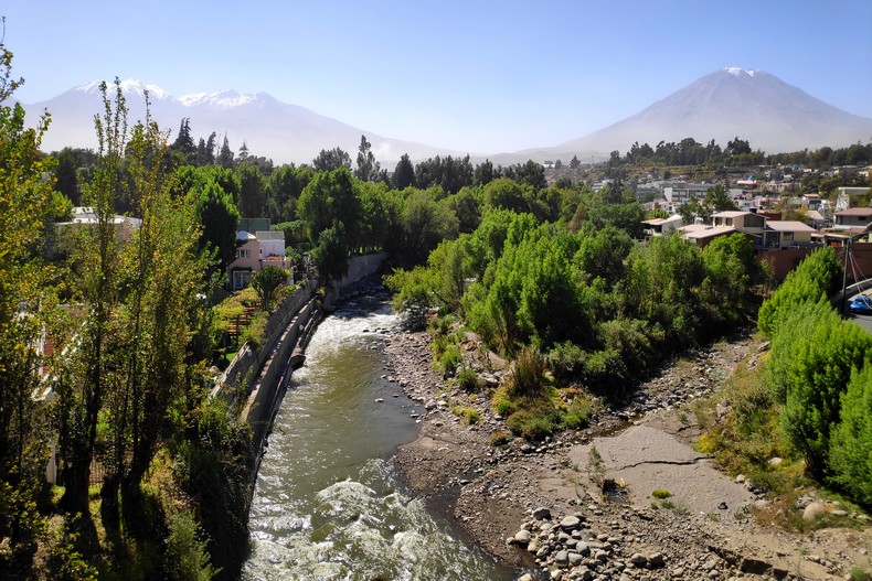 La rivière Chili et le volcan Misti à Arequipa