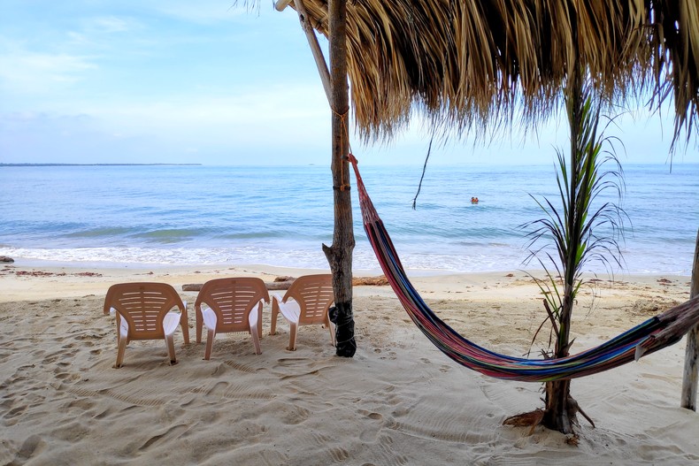 Hamac et sièges au bord de la plage à Rincon del Mar