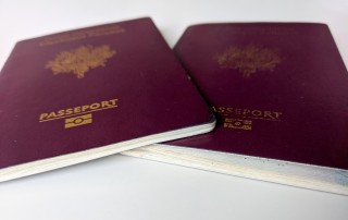 Deux passeports en contre-plongée
