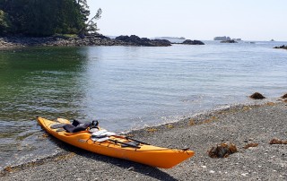 Kayak échoué sur une plage de gravier près de Ucluelet
